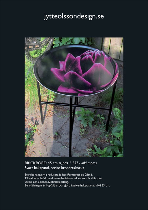 Brickbord 45 cm ø svart bakgrund cerise kronärtskocka